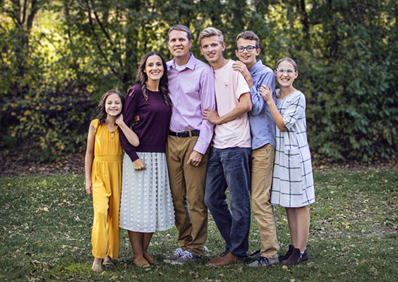 A family portrait of Jenae Nelson, her husband and four children.